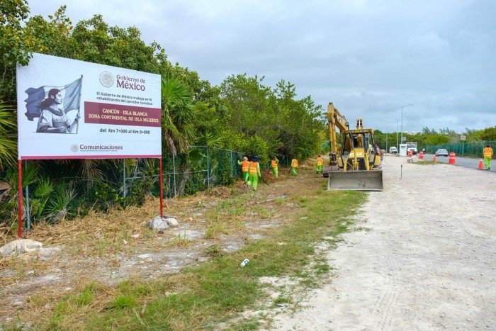 Construction machinery and roadwork on the Cancún-Isla Blanca corridor in Isla Mujeres, Quintana Roo.