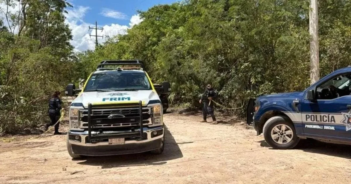 Municipal police officers and forensic personnel cordon off a street in Cancún's Polígono Sur area where a man and a woman were found shot dead
