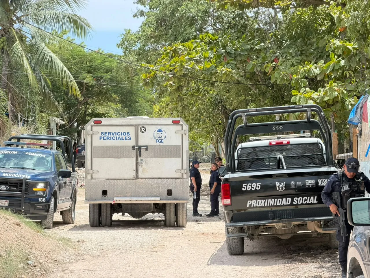 Investigators and police tape cordon off a home in Cancún's Valle Verde settlement after a fatal knife attack.