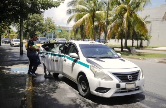 A Cancun taxi equipped with a new video surveillance camera to be connected to the C5 control center.