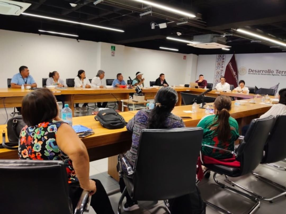 Residents of Playa del Carmen's Colonia Colosio meet with federal officials in Mexico City to discuss land regularization.