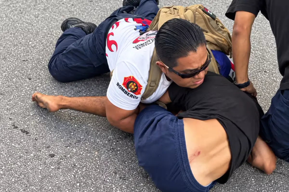 Firefighter detains a suspected robber on a Cozumel street