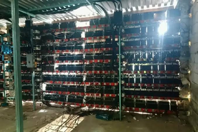 Rows of cryptocurrency mining computers and network equipment seized by authorities at a warehouse in Tlaola, Puebla
