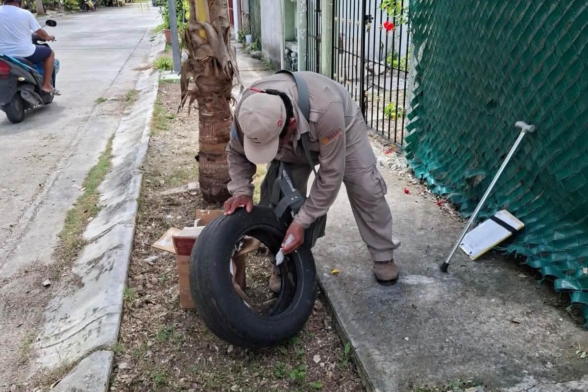 Health workers in Quintana Roo carry out fumigation and mosquito control measures to prevent dengue transmission