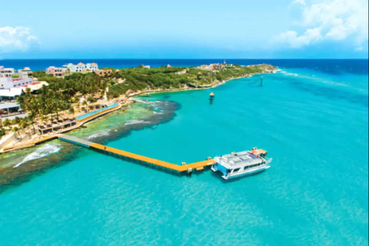 Deteriorated sidewalks and curbs in the southern zone of Isla Mujeres that residents want repaired.