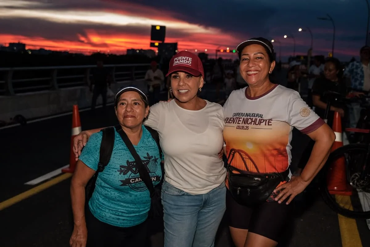 Cyclists, runners and families gathered on the Nichupté Bridge in Cancún during the third edition of the Puenteando Nichupté program