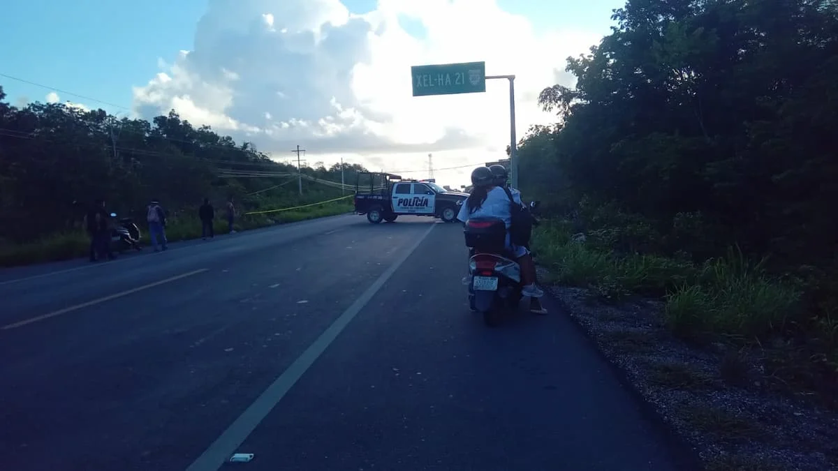 Police vehicles blocking a section of Federal Highway 307 near the Ajal Tulum access after a fatal motorcycle accident
