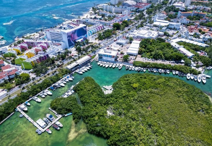 View of the Nichupté Lagoon in Cancún's hotel zone, where Semarnat approved a new floating marina with offices and boat berths