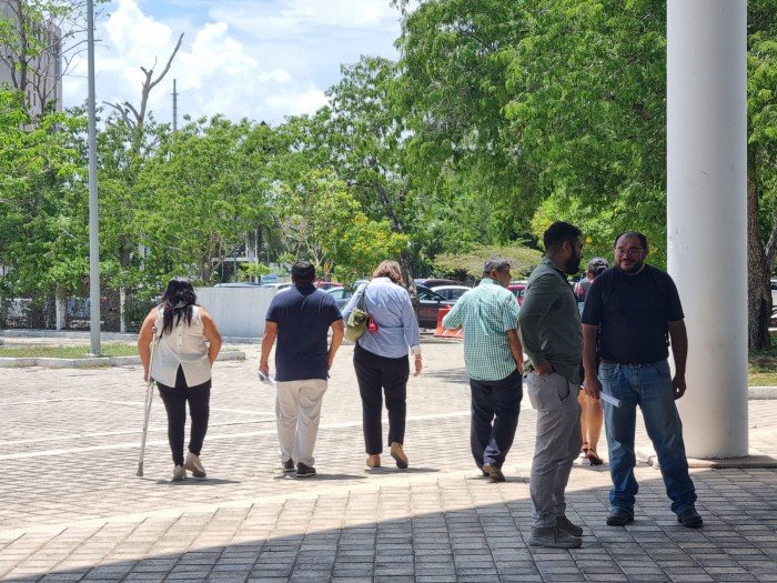 Former Playa del Carmen officials arrive at the municipal Internal Control Body to testify about audit findings.