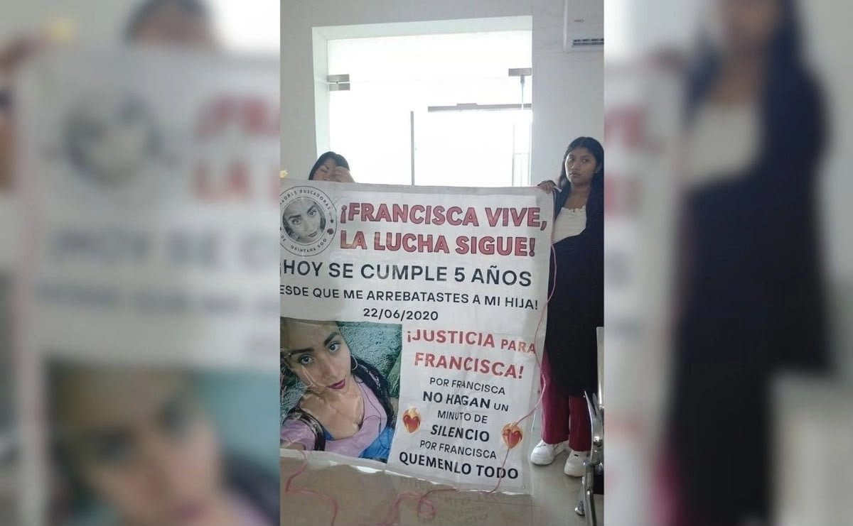 Members of the Madres Buscadoras de Quintana Roo collective protest outside the oral courts in Cancún