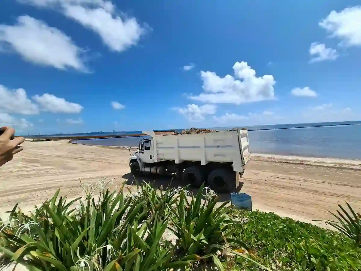 Specialized barges and screening machinery used by Grupo Palace to remove sargassum from beaches in Cancún, Quintana Roo