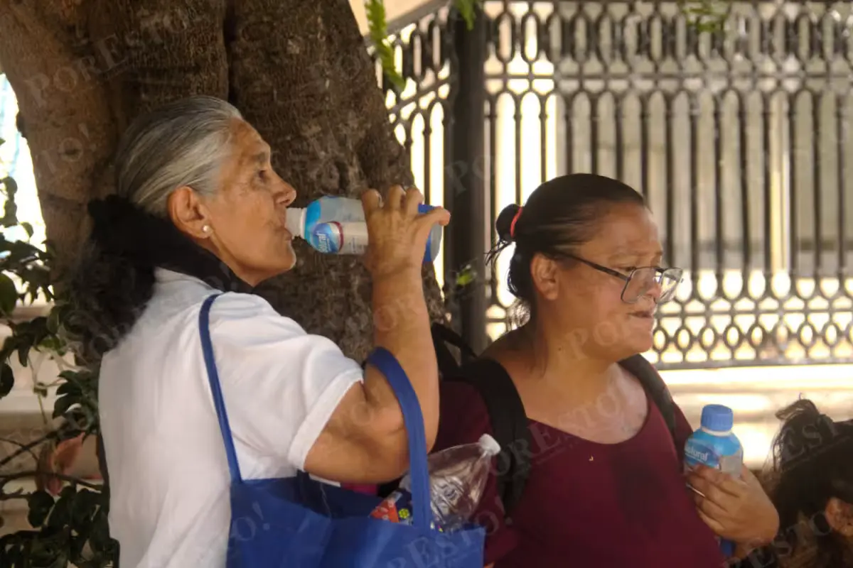 People seek shade during extreme heat in Quintana Roo, where high temperatures have caused heat stroke and dehydration