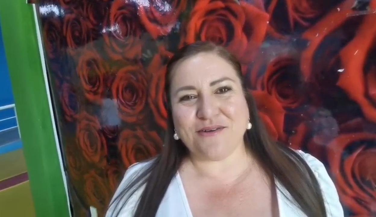 Idalia Carrillo Beltrán speaking after being sworn in as president of the Colegio de Profesionistas en Comunicación in Chetumal, Quintana Roo