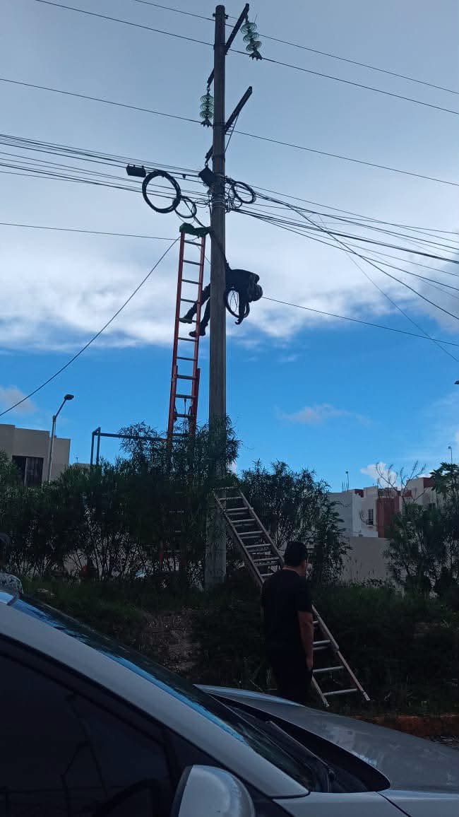 Emergency personnel and police vehicles at the scene in the Pescadores 2 neighborhood of Playa del Carmen where a worker died after an electrical shock
