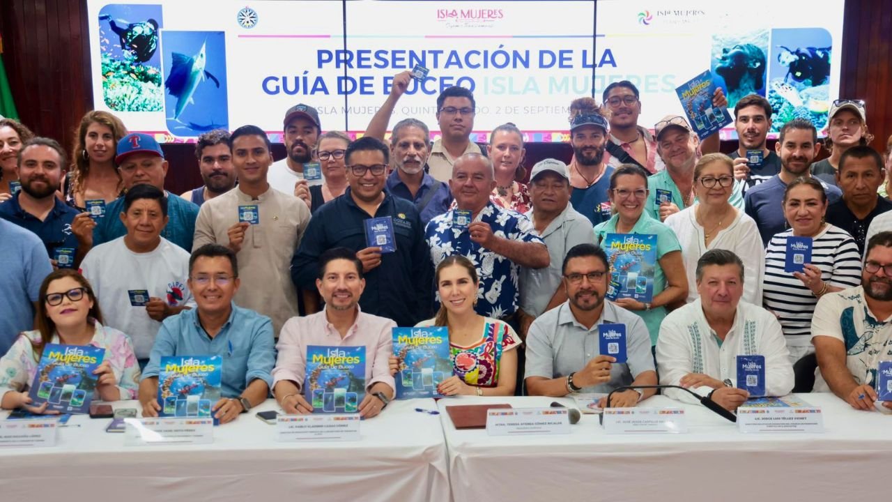 Mayor Atenea Gómez Ricalde presents the new Isla Mujeres diving guide with members of the Association of Divers and local maritime sector.