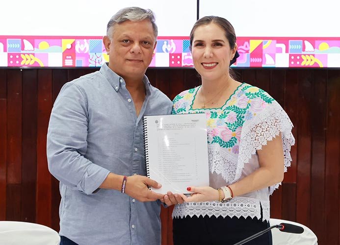 Officials of Isla Mujeres during a city council session where the Municipal Development Plan 2024-2027 was approved