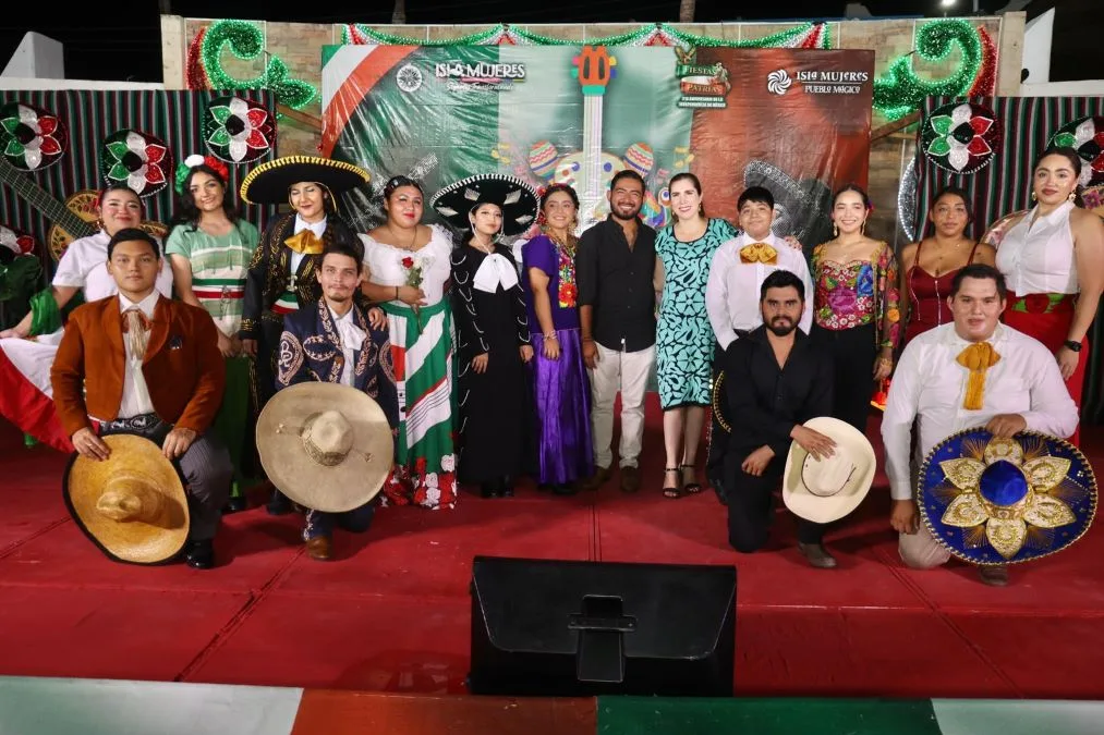 Singers perform regional Mexican music on stage at the Municipal Esplanade in Isla Mujeres during the Cántale a México con el Corazón competition