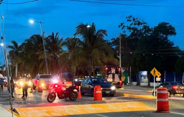 A speed hump and accessibility ramp installation on Kukulcán Boulevard in Cancún's hotel zone.