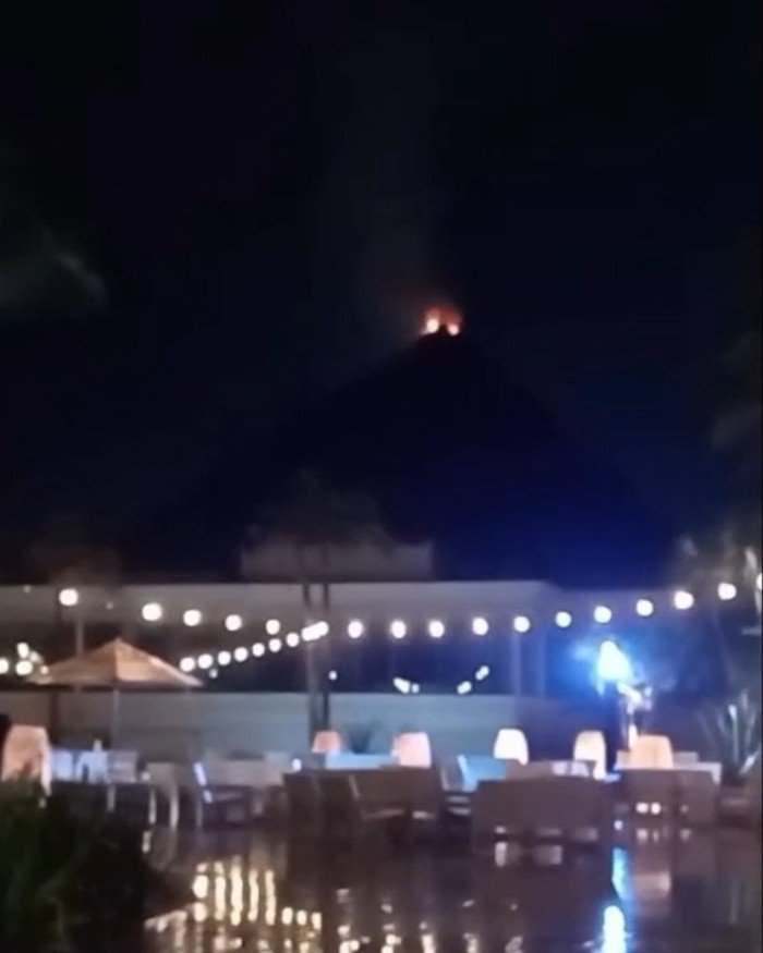 Smoke rises from the thatched palapa roof of the Bahía Príncipe hotel in Akumal after a lightning strike