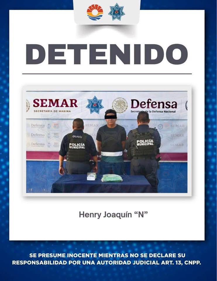 Cancún police officers detain a man accused of impersonating a SIRESOL official to extort a local business owner