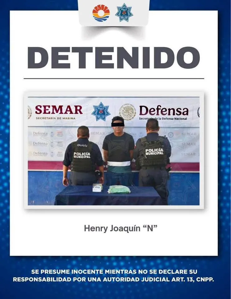 Cancún police officers detain a man accused of impersonating a SIRESOL official to extort a local business owner