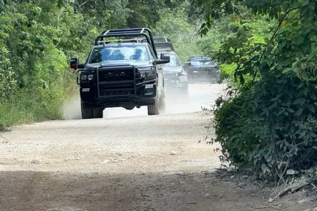 Police cordon off Prolongación Juárez Avenue in Playa del Carmen where a man was found shot to death near the city prison