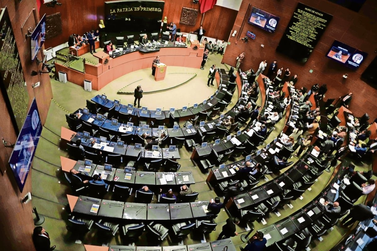 Photograph of the Mexican Senate chamber, where lawmakers are reviewing a proposal to reform the Federal Penal Code.