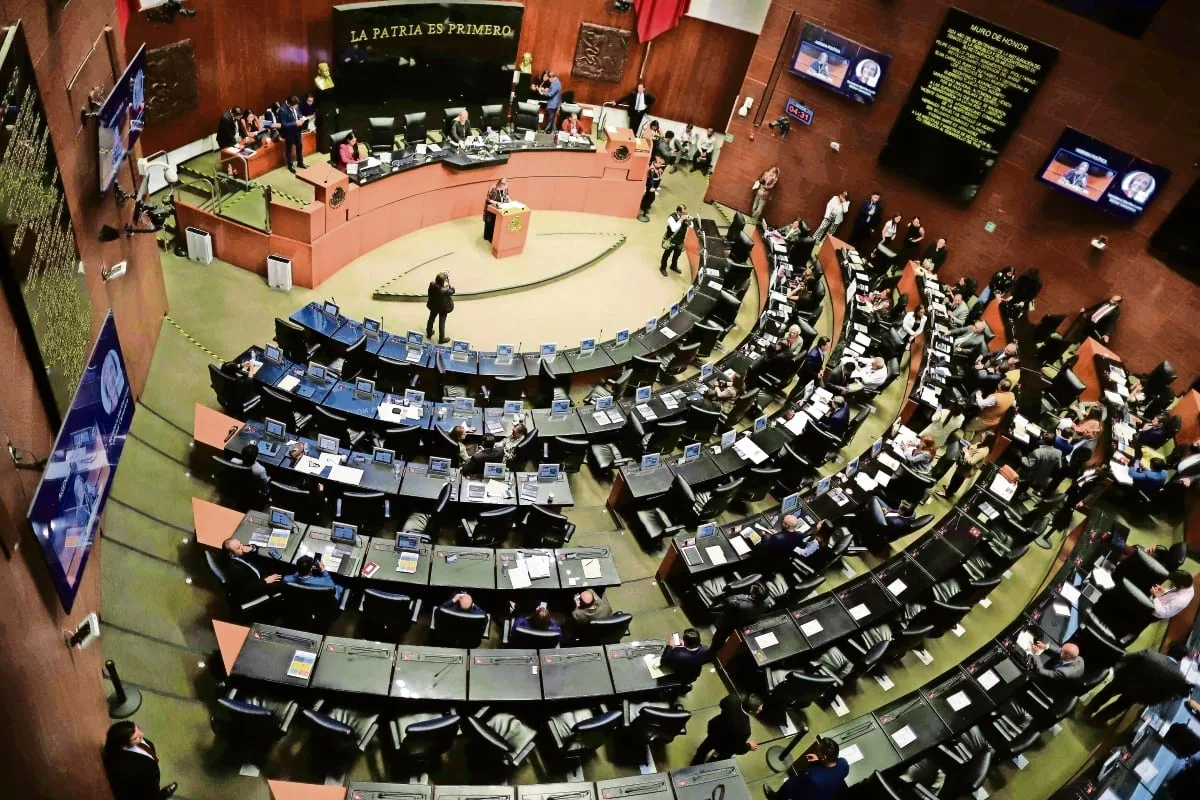 Photograph of the Mexican Senate chamber, where lawmakers are reviewing a proposal to reform the Federal Penal Code.