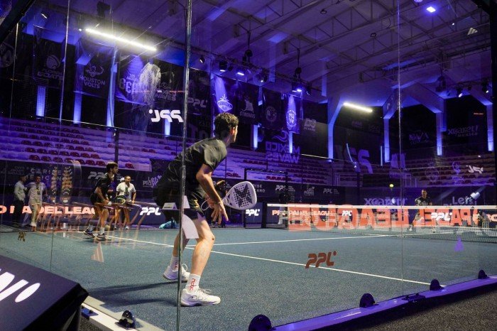 Padel players in action during a Pro Padel League match at the Poliforum in Playa del Carmen, Quintana Roo