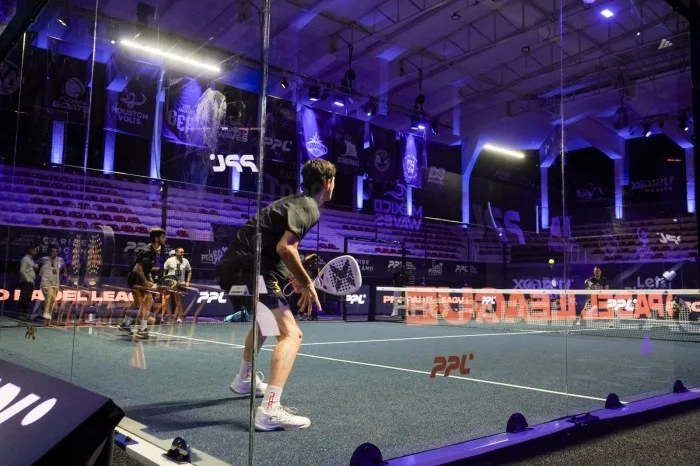 Padel players in action during a Pro Padel League match at the Poliforum in Playa del Carmen, Quintana Roo