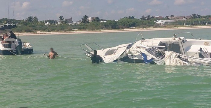 Mexican Navy vessel patrols waters off Chicxulub and Progreso after a sailboat capsized, checking for fuel spills and marine damage.