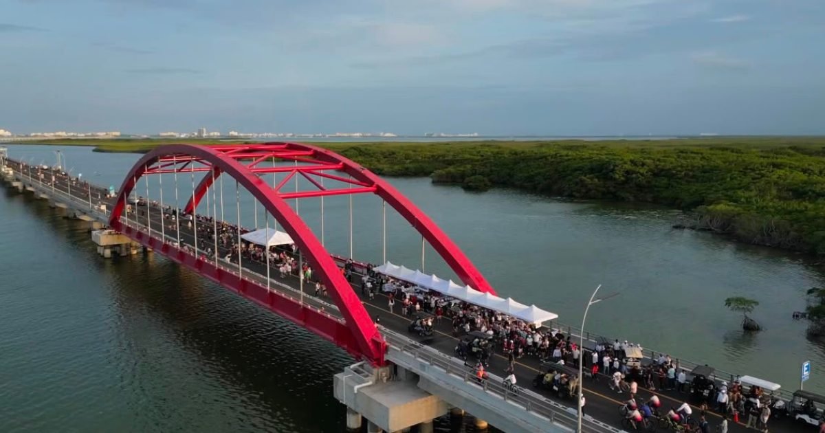 Runners and walkers crossing the Nichupté Bridge in Cancún during the free Social Run event