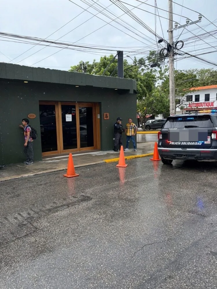 Police officers detain a man in Playa del Carmen after an alleged robbery attempt in the Ejido neighborhood