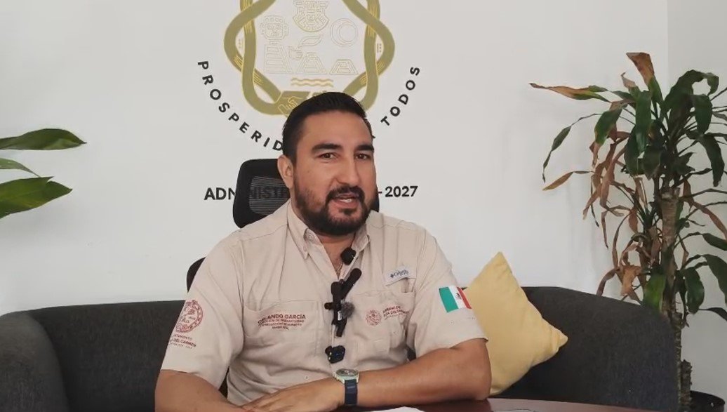 Orlando García González, head of the Playa del Carmen municipal Directorate of Environmental Regulation, who announced the permit and closure figures
