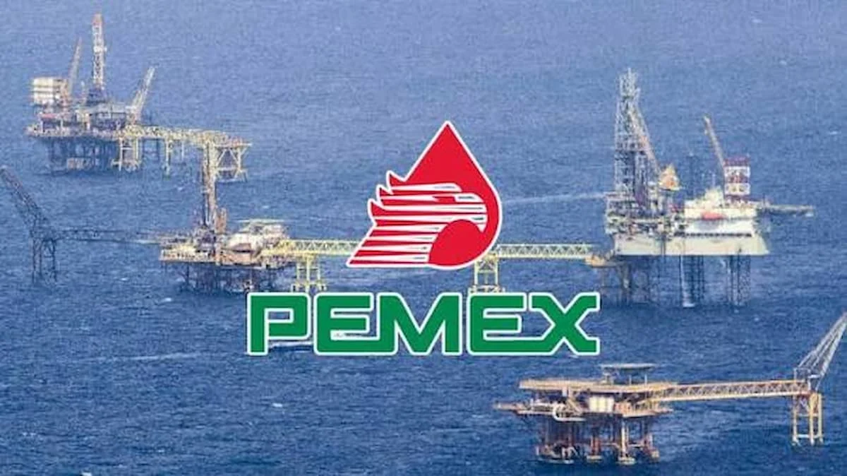 Crews and vessels work to contain an oil spill from a Pemex pipeline in the Gulf of Mexico off Ciudad del Carmen, Campeche