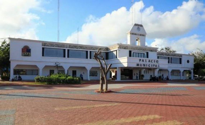 Municipal Treasurer Guillermo Brahms discusses a 154 million pesos credit agreement for Playa del Carmen