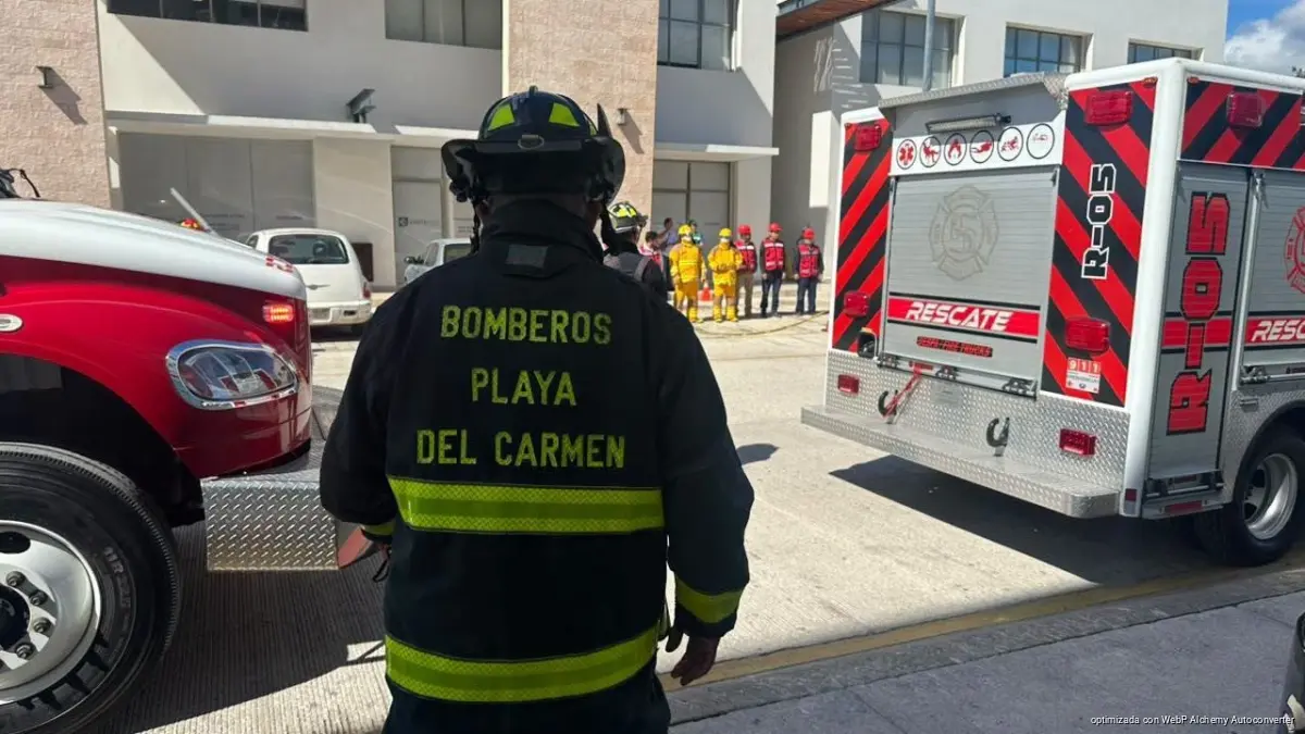 Firefighters in Playa del Carmen working to extinguish a fire at an abandoned lot
