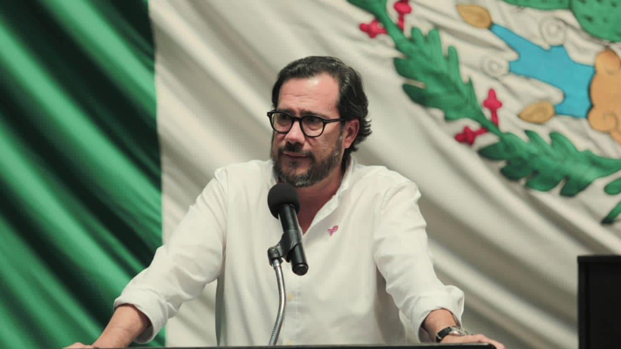 Guillermo Brahms, municipal treasurer of Playa del Carmen, discussing the city's finances