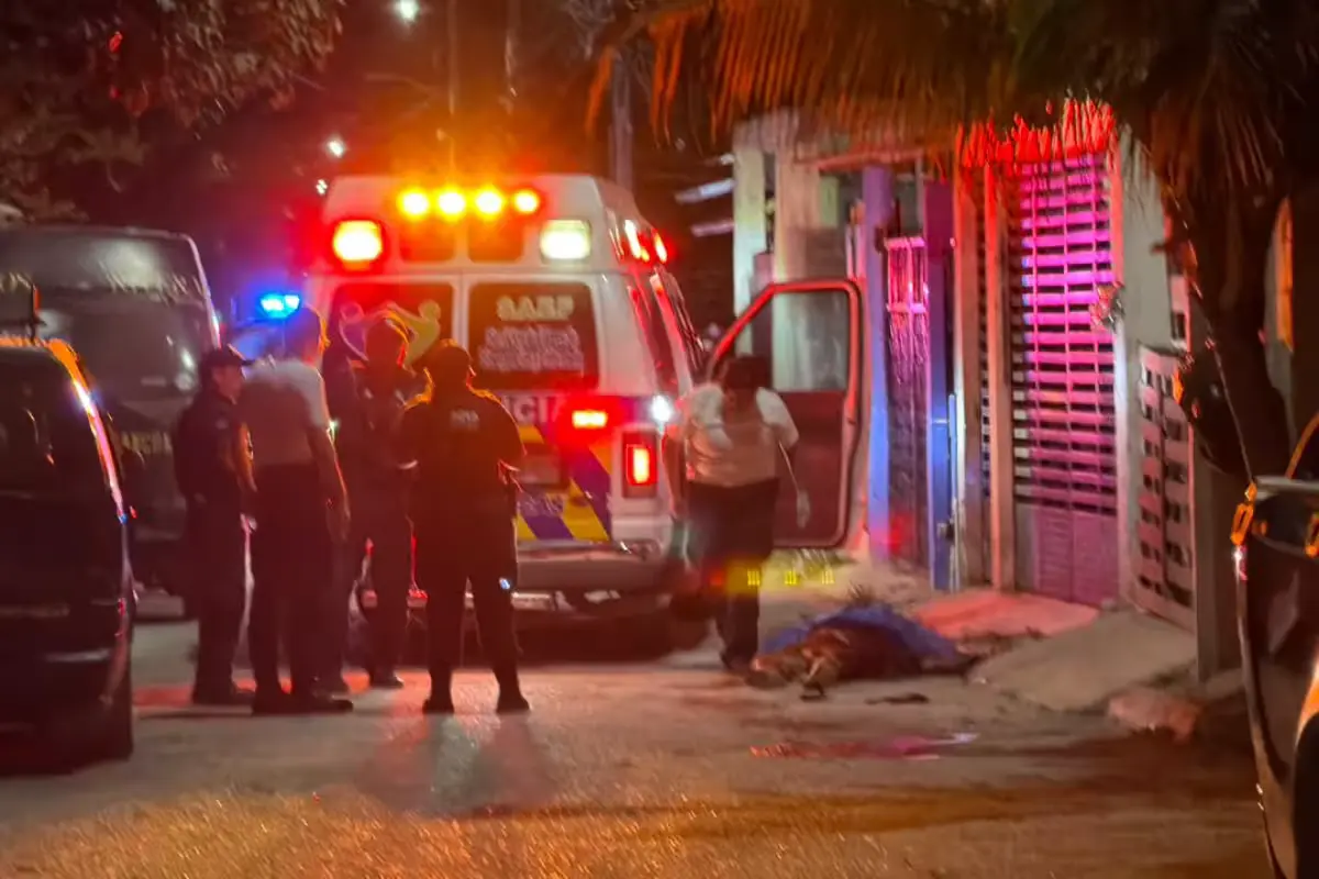 Police officers and paramedics at the scene of a fatal shooting in Cancún, Quintana Roo.