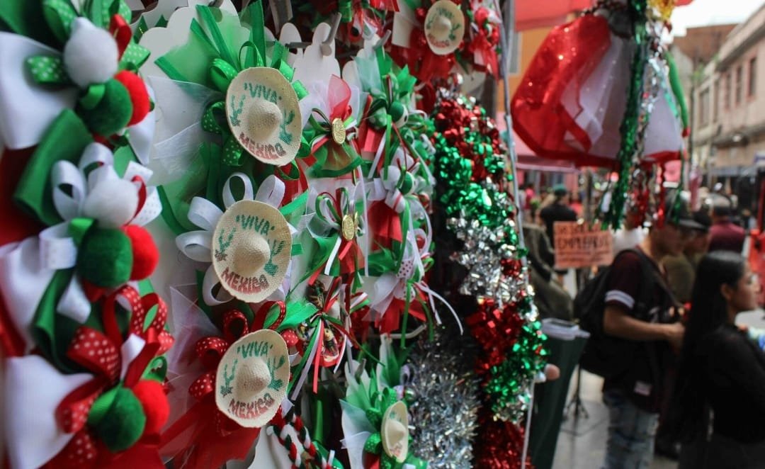 Shoppers browsing a grocery store aisle in Mexico as consumer protection inspectors prepare holiday price checks