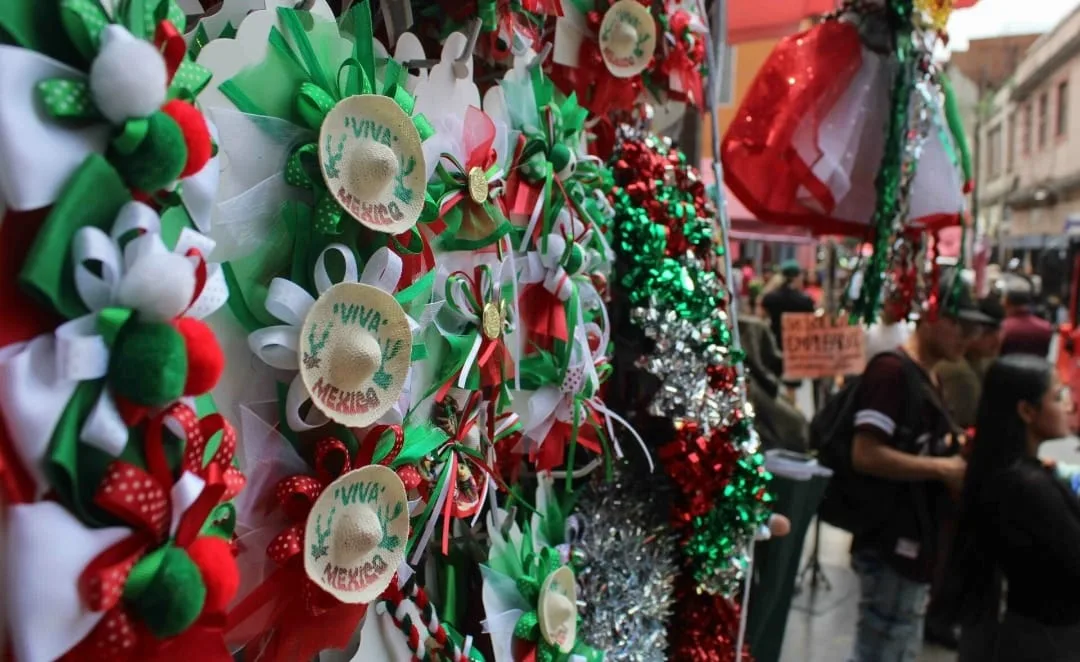 Shoppers browsing a grocery store aisle in Mexico as consumer protection inspectors prepare holiday price checks