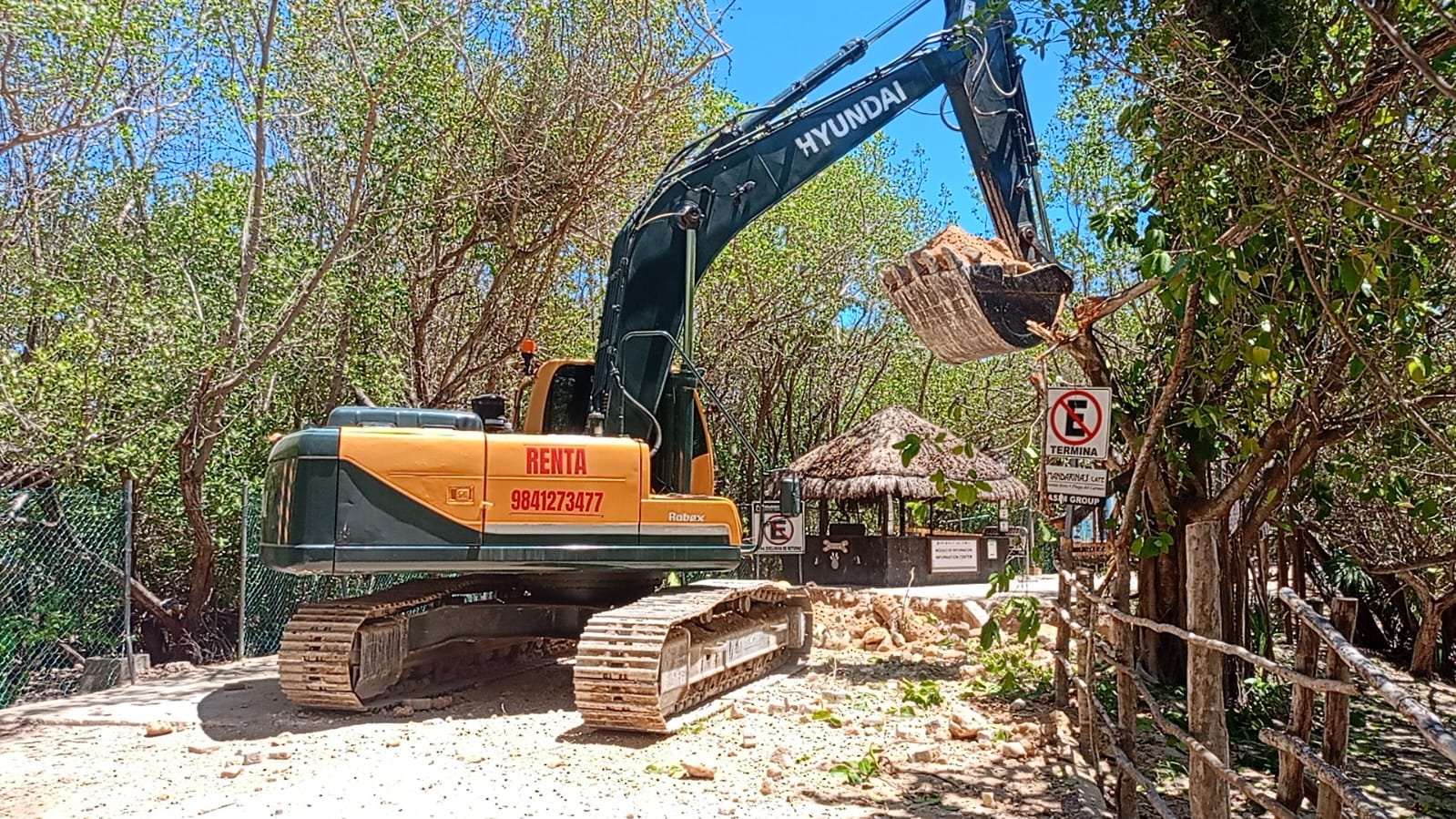 Construction machinery and workers at the entrance to Punta Esmeralda beach in Playa del Carmen during rehabilitation work.