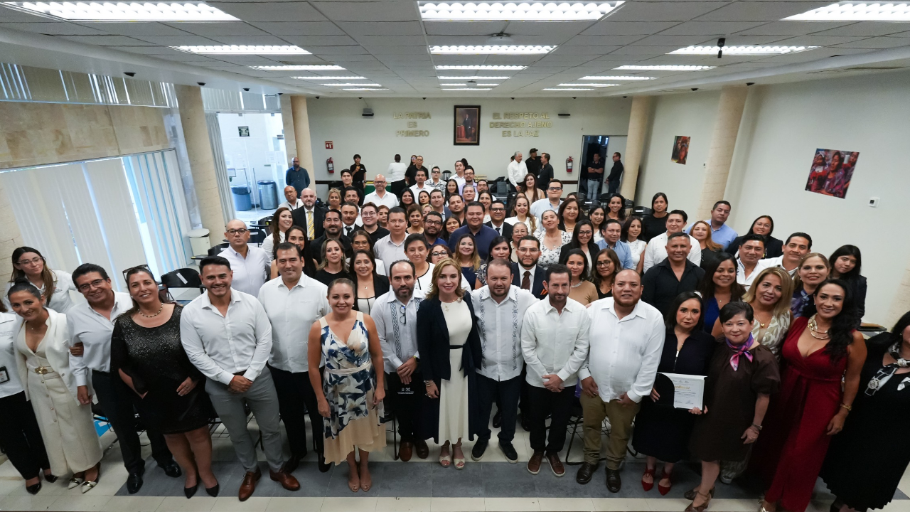 More than 70 accredited mediation facilitators and Quintana Roo judicial officials at a certificate ceremony in Cancún
