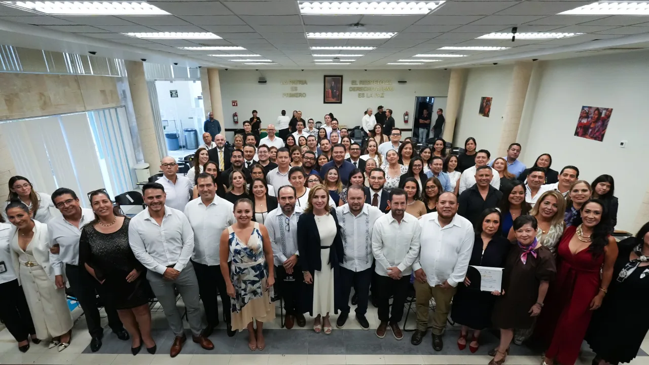 More than 70 accredited mediation facilitators and Quintana Roo judicial officials at a certificate ceremony in Cancún
