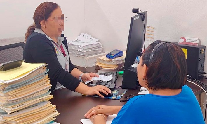 A person filling out an online form for the Quintana Roo government consultation on simplifying state procedures
