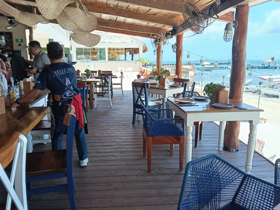 A closed restaurant in Quintana Roo reflects the economic crisis affecting the food service industry in 2026.
