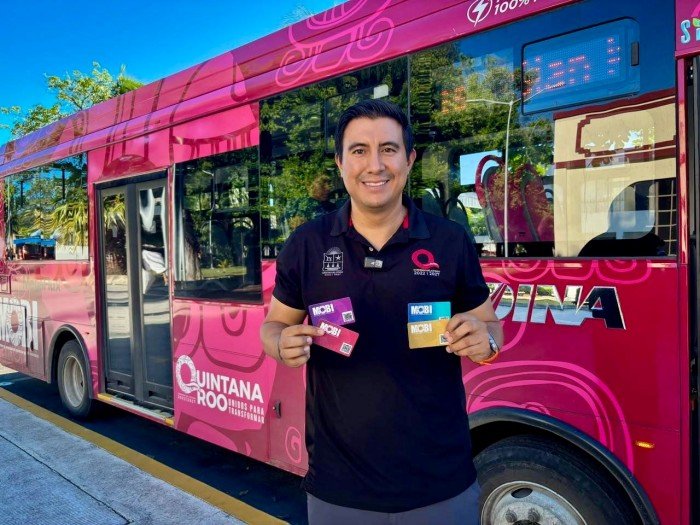 Rafael Hernández Kotasek, director of the Quintana Roo Mobility Institute, explains electronic payment options for MOBI buses in Chetumal.