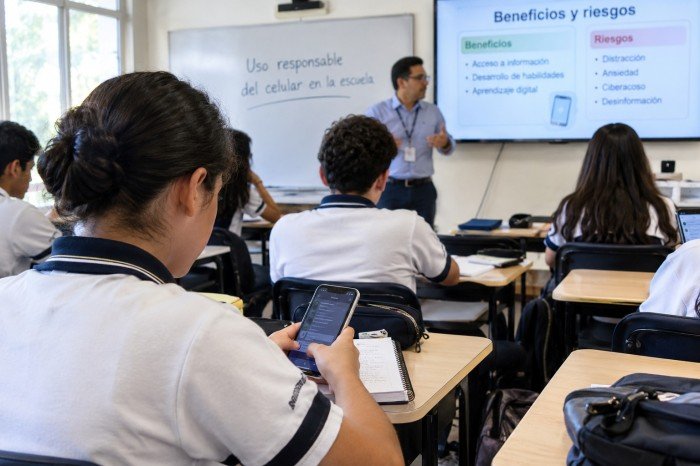 Participants at a regional forum in Quintana Roo discuss cell phone regulation in schools.