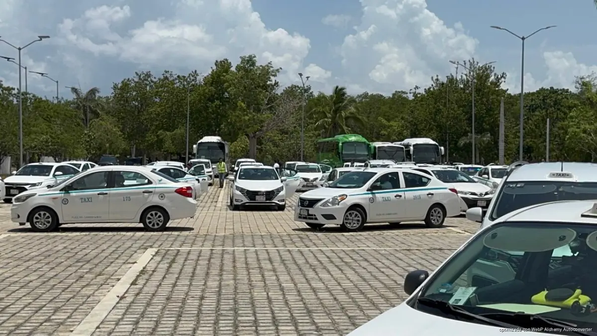 Ride-hailing vehicles and taxis sharing a street in Playa del Carmen, Quintana Roo