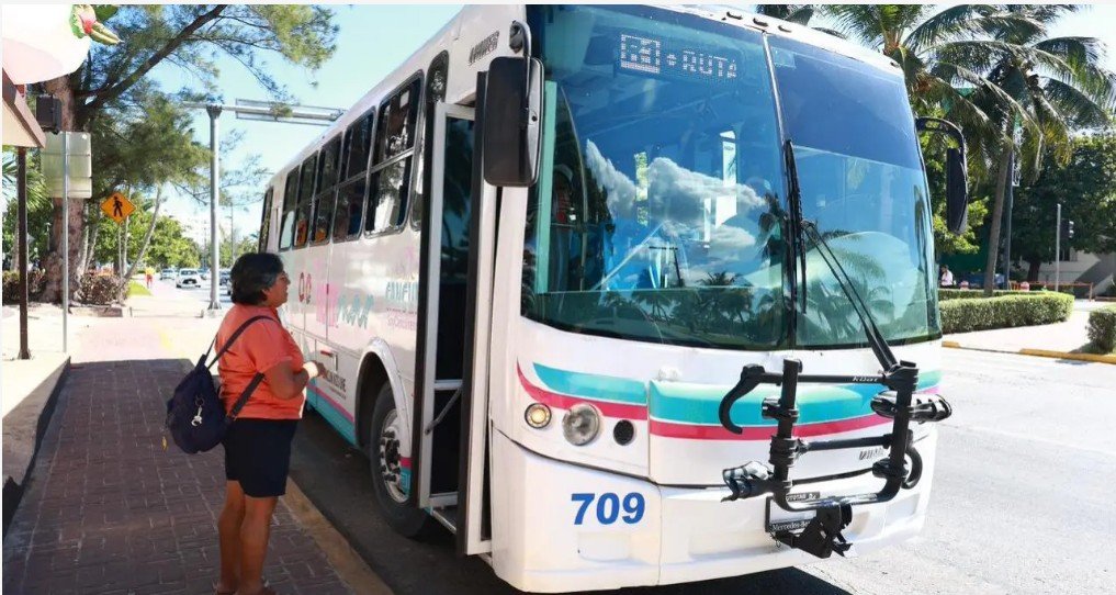 A Ruta Mar shuttle bus serving beach routes in Cancún, Quintana Roo